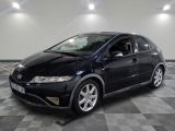 une photo d'une Honda Civic noire sur un sol à damier