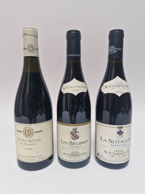 trois bouteilles de vin sont alignées sur une surface blanche
