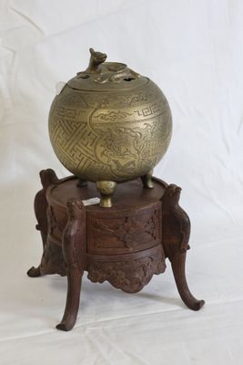 Brule parfum de forme boule en bronze ciselé, fretel à la sa…