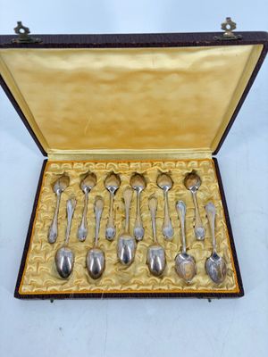 many spoons and spoon spoons in a case