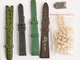 trois types de montres différents et un collier de perles