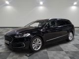 Une Ford Monde noire est garée sur un sol en carrelage à damier.