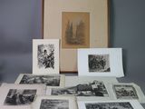 beaucoup de vieilles photos posées sur une table, avec un cadre photo