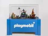 une vitrine bleue contenant une petite maquette de ville
