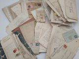 une pile de vieilles lettres et d'enveloppes posée sur une table