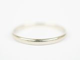 gros plan d'une bague en argent sur une surface blanche