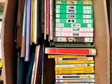 une boîte en carton remplie de livres posée sur une étagère