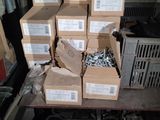 de nombreuses boîtes empilées les unes sur les autres sur une table dans une pièce