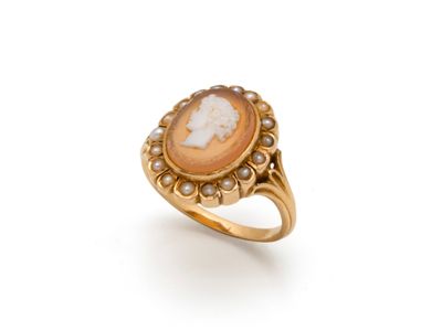une bague en or ornée d'un camée représentant une femme et de perles