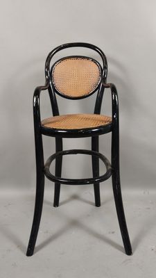 une image représentant une chaise noire avec une assise en osier sur fond blanc