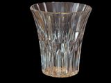 un vase en verre posé sur une table