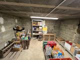 une pièce remplie de cartons et de caisses