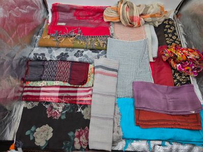 une valise remplie de vêtements de toutes sortes
