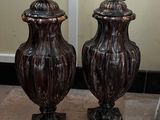 deux vases posés par terre l'un à côté de l'autre