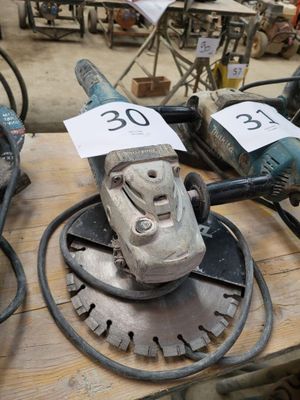 une table sur laquelle se trouvent de nombreux outils différents