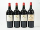 trois bouteilles de vin rouge sont alignées sur une surface blanche