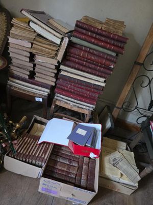 une pile de livres posée par terre à côté d'une autre pile de livres