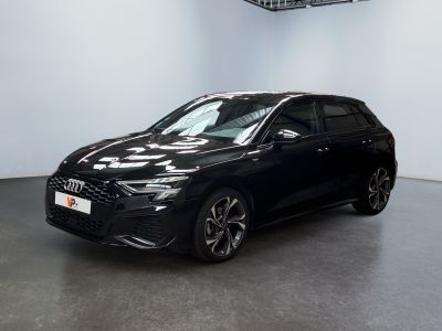 un SUV Audi noir garé dans une grande pièce