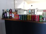 de nombreux types de sodas sur le comptoir