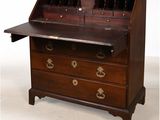 un bureau ancien en bois, doté de ferrures en laiton et de tiroirs