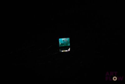 l'image d'une émeraude carrée dans l'obscurité