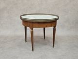une image représentant une table ronde avec un plateau en marbre
