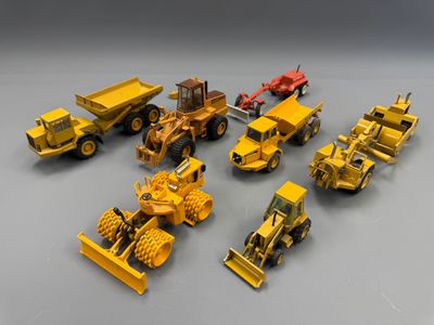 beaucoup de petits véhicules jouets posés sur une table