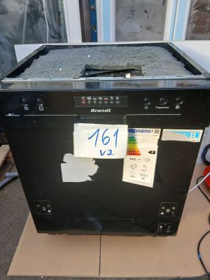 un lave-vaisselle noir posé sur un carton