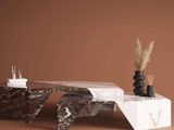 une table en marbre sur laquelle sont posés deux vases