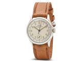 gros plan d'une montre sur fond blanc avec un bracelet marron
