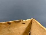 un oiseau perché sur une caisse en bois