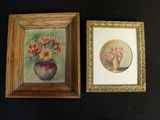 deux photos encadrées représentant des fleurs dans un vase, accrochées au mur