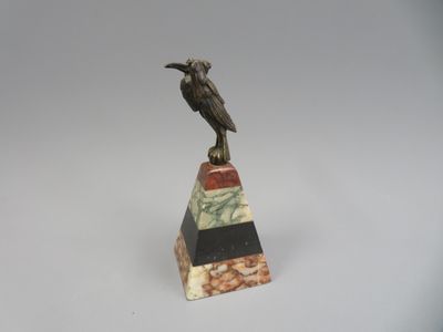 Echassier. Petit sujet en bronze patiné, perché sur un socle…