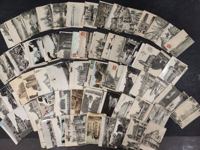 beaucoup de vieilles photos en noir et blanc sur la table