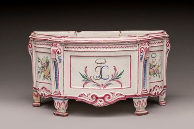 une jardinière blanche et rouge ornée de fleurs