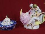 deux figurines représentant des personnes assises sur la Lune
