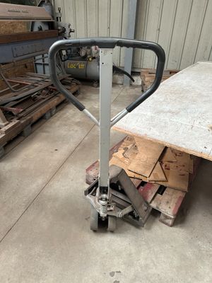 une photo représentant une table avec un chariot dans un entrepôt