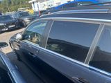 une voiture garée sur un parking avec d'autres voitures
