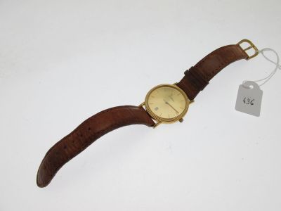 gros plan d'une montre sur une surface blanche avec une étiquette de prix