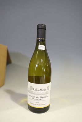une bouteille de vin posée sur une table