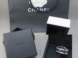 une boîte noire contenant une bague et une rose blanche