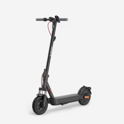une trottinette électrique sur fond blanc