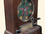 une horloge en bois posée sur une table