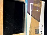 une boîte posée sur une table à côté d'un téléphone portable
