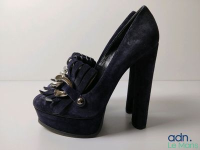 chaussures à semelles compensées bleu marine en daim, ornées d'une chaîne métallique au talon