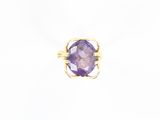 Gros plan sur une bague contenant une pierre violette