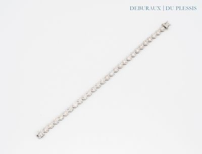 bracelet en or blanc et diamants sur fond blanc
