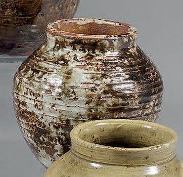 trois vases posés l'un à côté de l'autre sur une table