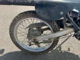 une moto tout-terrain garée sur le parking