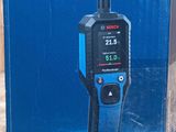 Thermomètre Bosch Professional dans un coffret bleu, posé sur une table